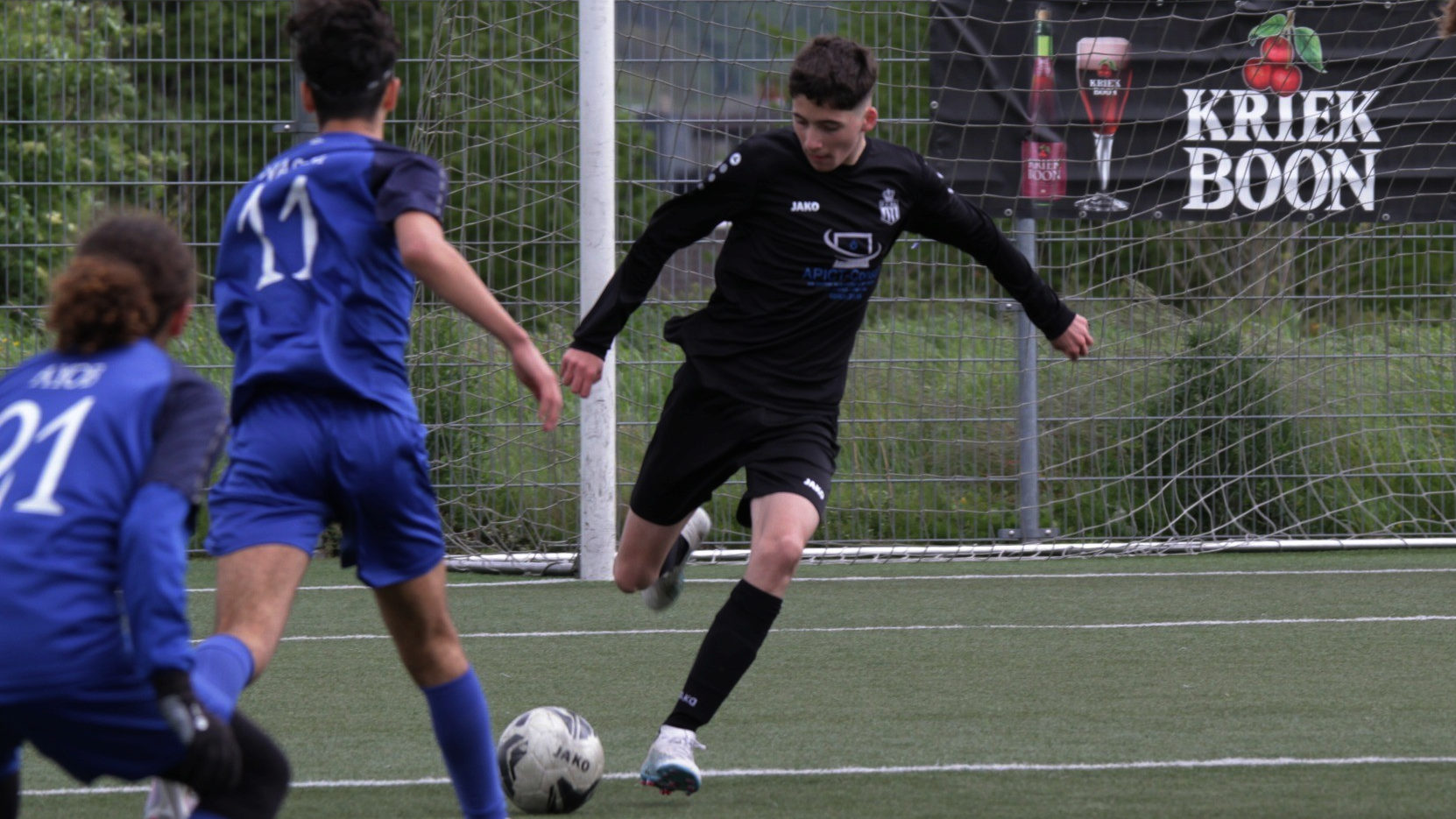 Xeno die de bal wegtrapt.