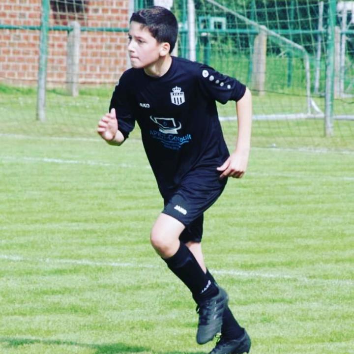 Xeno als jonge jongen geconcentreerd op het voetbal spel